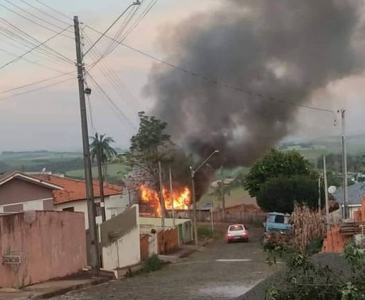 Família que perdeu tudo no incêndio em Wenceslau Braz pede ajuda