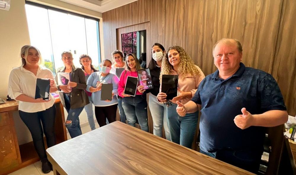 Salto do Itararé entrega tablets para Agentes Comunitários de Saúde do município