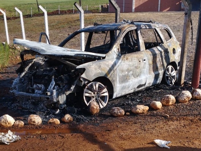 Motorista tenta escapar da polícia, mas carro pega fogo e interrompe a fuga