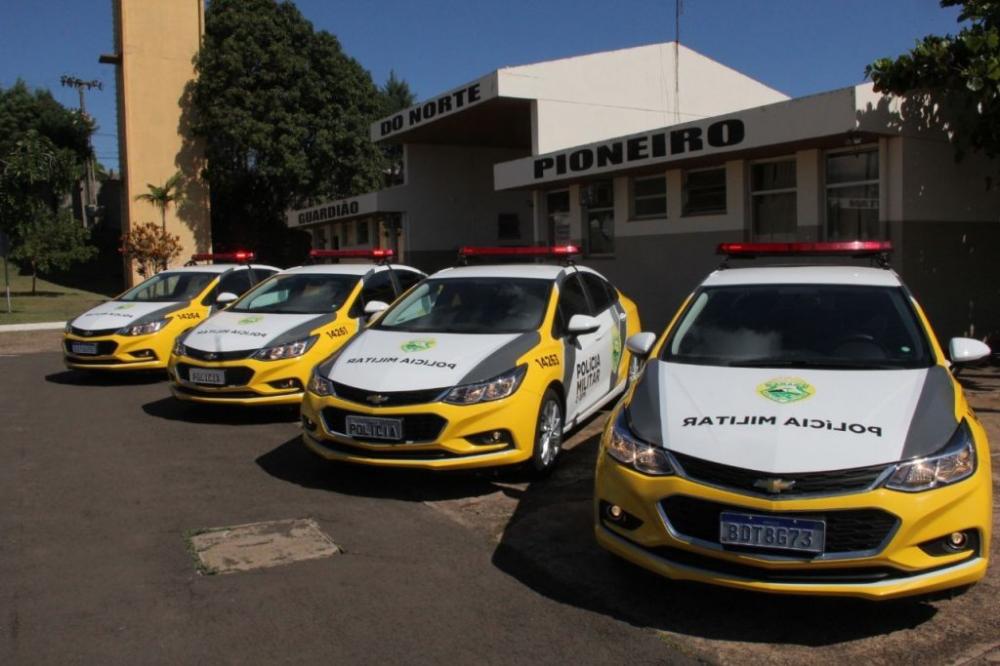 Carro invade quartel em Jacarezinho e policiais salvam a vida de bebê engasgado