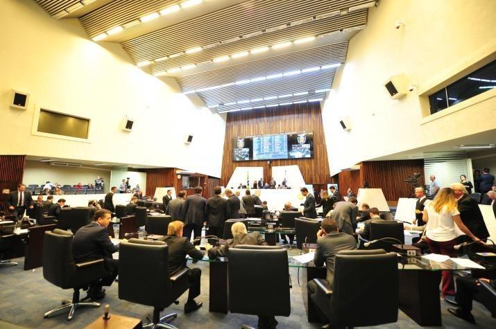 Aumento de salário para deputados paranaenses terá impacto de R$ 3 milhões