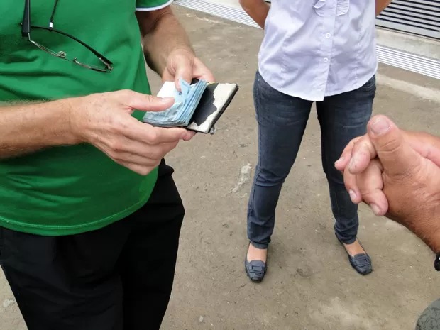 Vendedor ambulante encontra carteiro com mais de R$ 1 mil e devolve ao dono