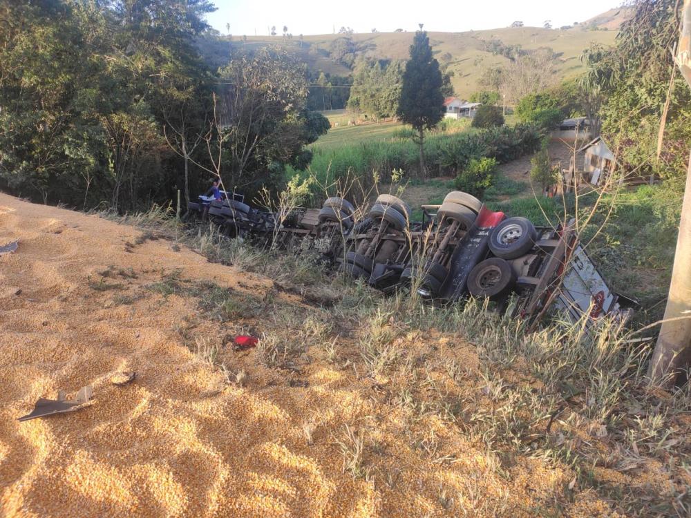 Grave acidente com três caminhões na PR-092 em Wenceslau Braz