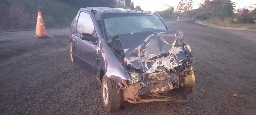 Colisão entre carro e carreta deixa três feridos em Wenceslau Braz