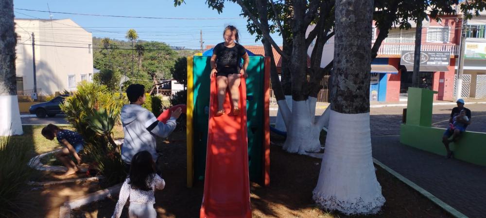 Prefeitura de Santana do Itararé instala playground na Praça Matriz