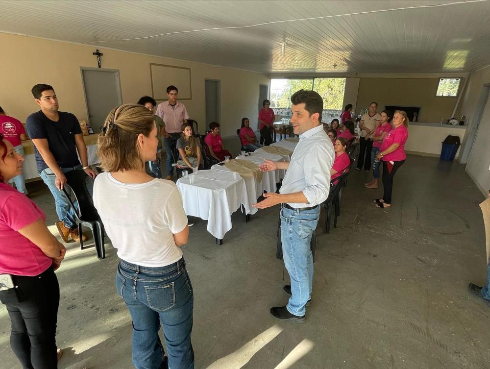 Tomazina entrega placas de identificação de propriedades para grupo Mulheres no Café  