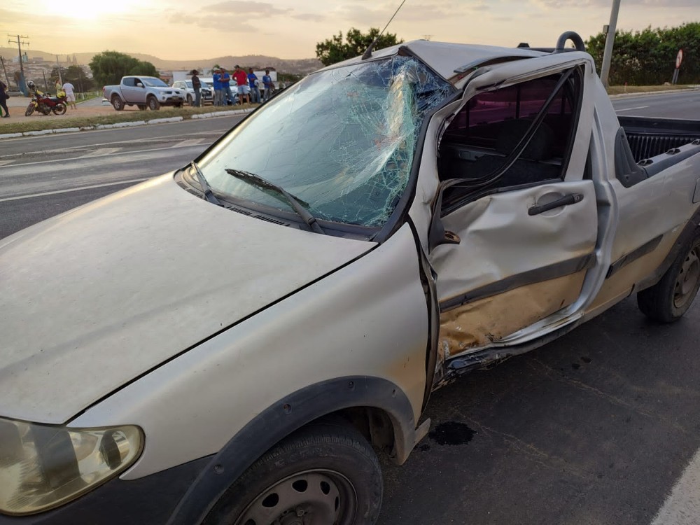 Jovem morre em colisão com picape na BR-153