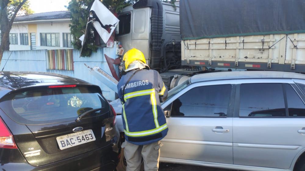 Carreta desgovernada atinge carros e invade creche