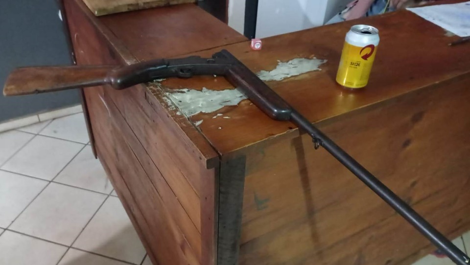 Agressor é preso após ameaçar matar esposa com espingarda