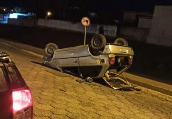 Câmera flagra capotamento próximo ao posto “Corujinha” em Jaguariaíva