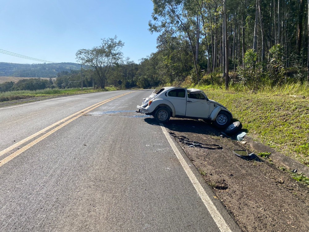 Roda se solta e fusca capota na PR-090
