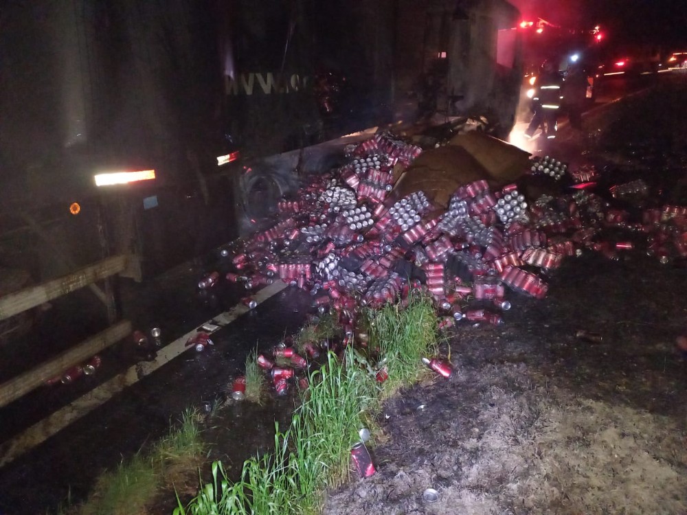 Caminhão carregado com Coca Cola pega fogo na BR-153