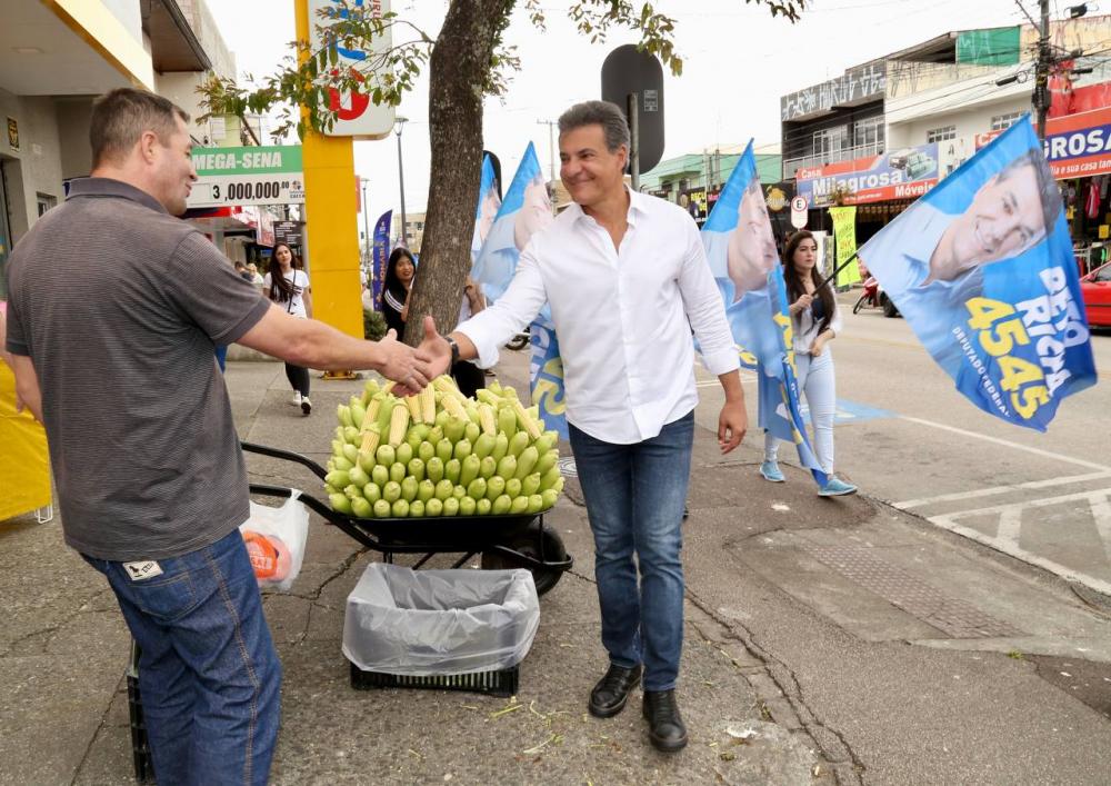 Richa lança campanha a deputado federal com caminhada em Curitiba