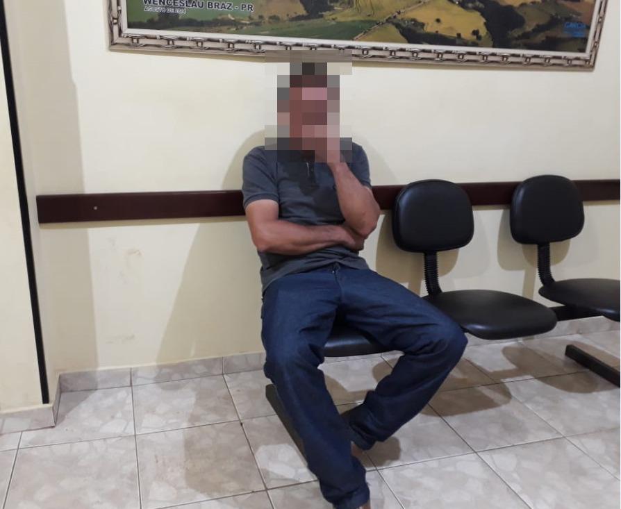 Bêbado bate em carro de delegado, foge e é preso em W. Braz
