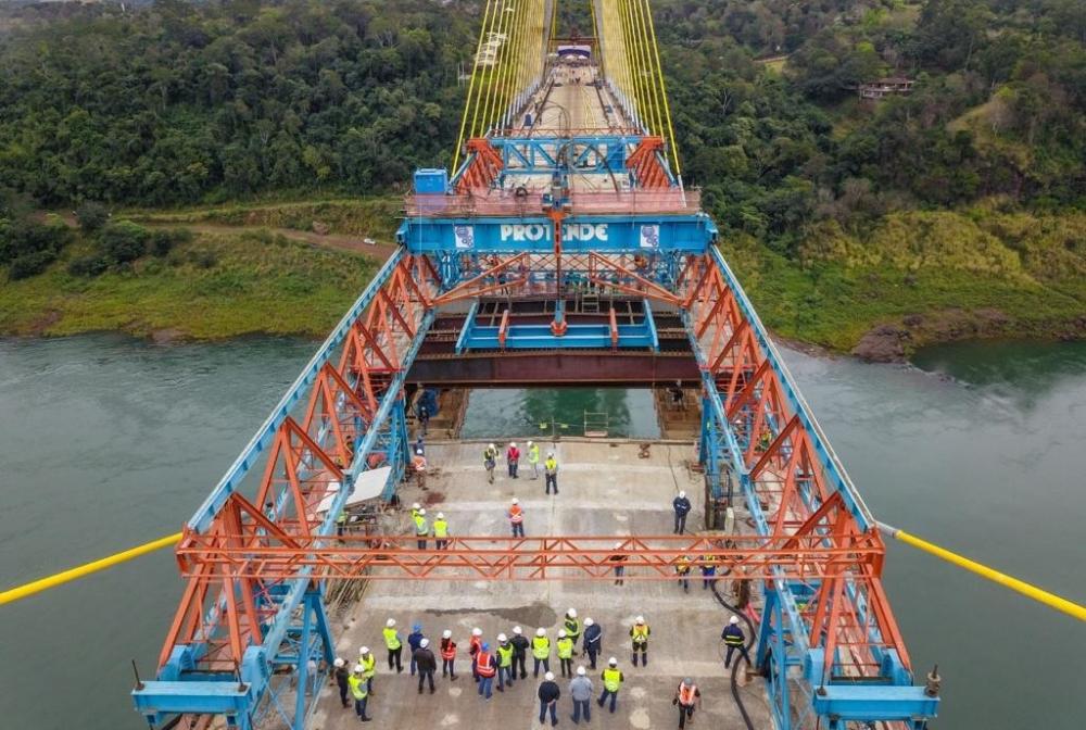 Dois lados da Ponte da Integração se encontram e conectam mais uma vez Brasil e Paraguai