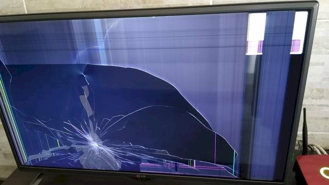 Filho embriagado ameaça pai e destrói televisão com um prato