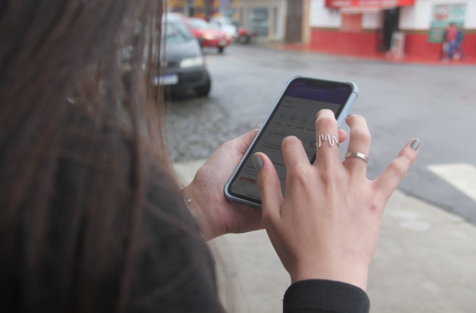 Bancos alertam clientes sobre novo golpe em aplicativos: “A mão fantasma”