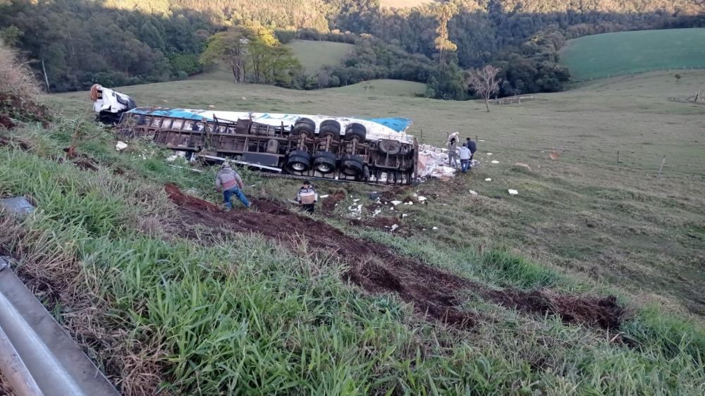 Carreta da Perdigão tomba na PR-092 em Wenceslau Braz
