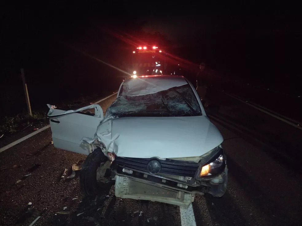 Carreta carregada com trilhos de trem sem procedência bate em carro na PR-092