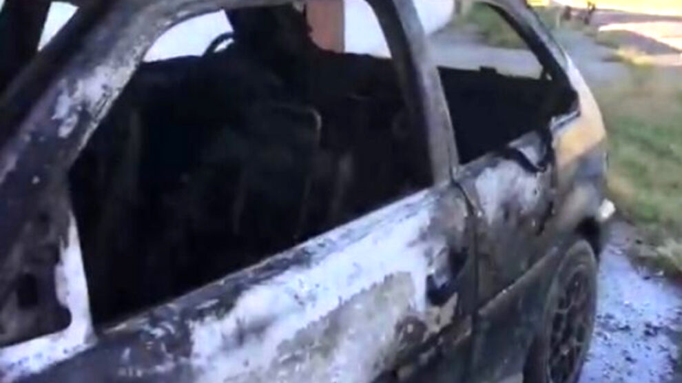 Homem leva carro para o cemitério e coloca fogo no veículo