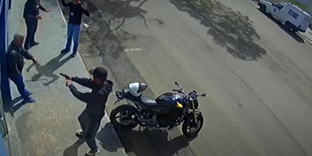 Assaltante tenta roubar moto e quebra chave na ignição