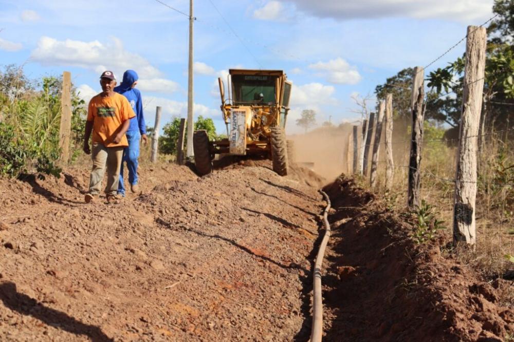 Prefeito de Jaboti fiscaliza obra de instalação de tubulação no Bairro Pinheirinho