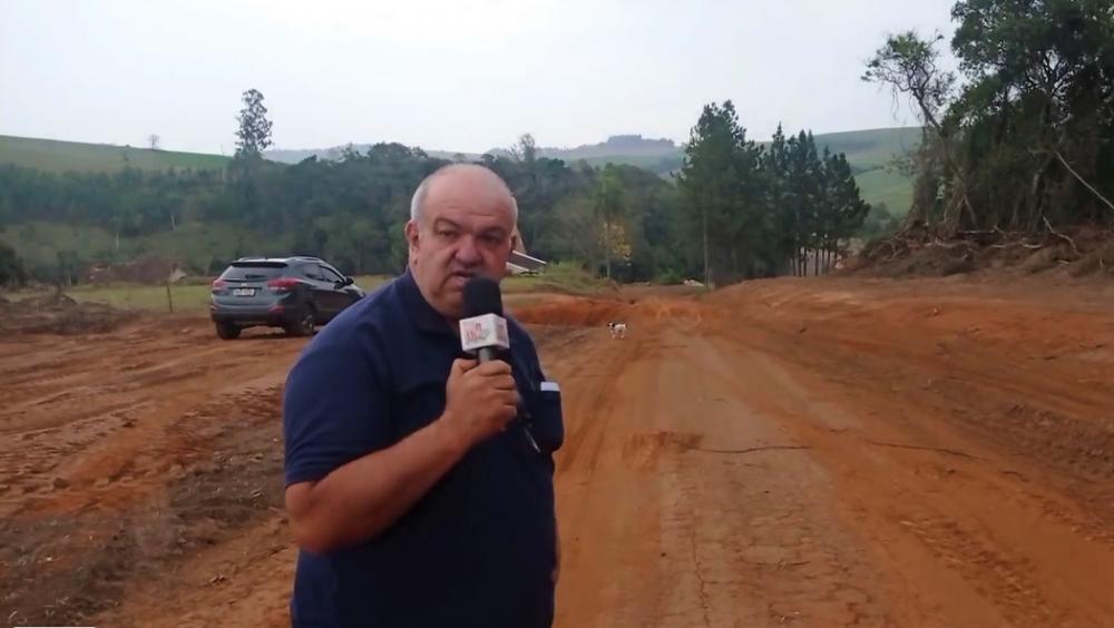 Prefeitura de Santana do Itararé realiza obra de readequação na estrada do Bairro Guaica 
