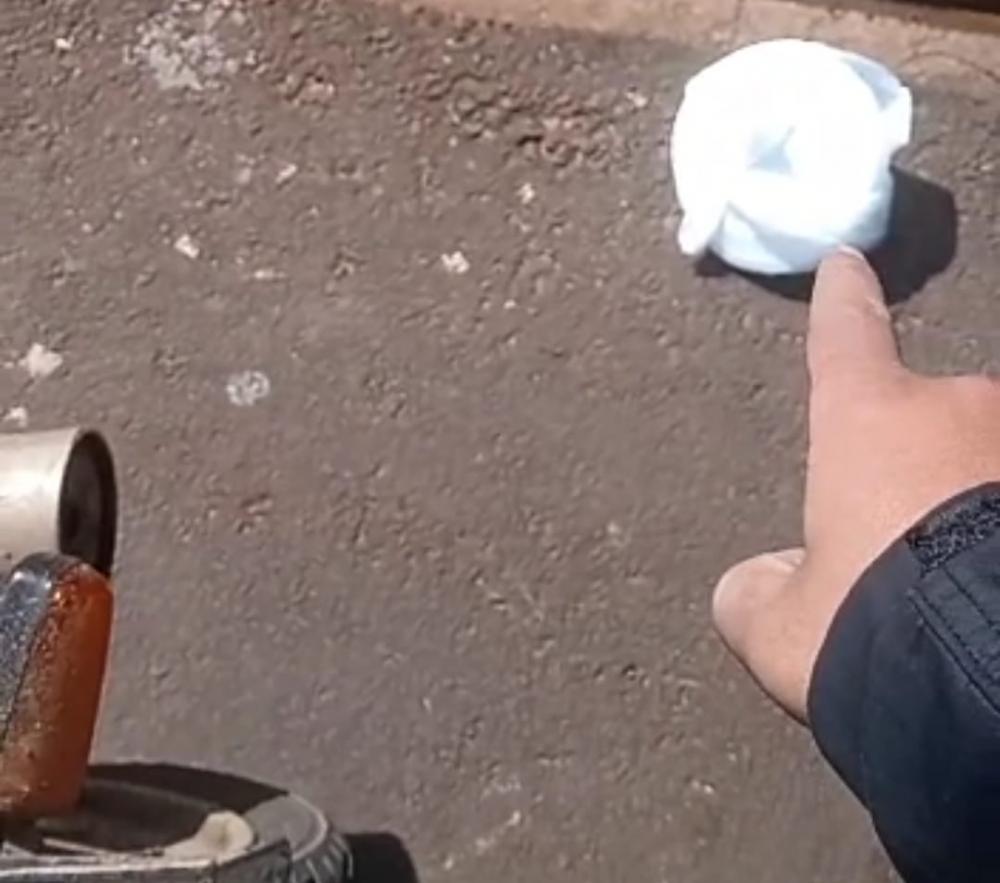 Médico se irrita com atraso de três minutos e joga marmitex no chão