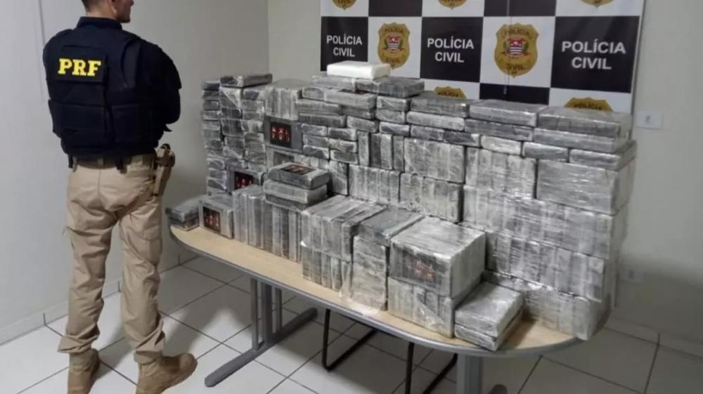 PRF de Santo Antônio da Platina apreende 250 kg de cocaína