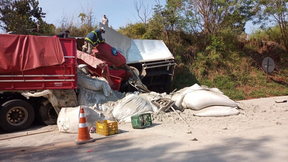 Celular de caminhoneiro morto em acidente é roubado e ladrão pede dinheiro à família para devolução