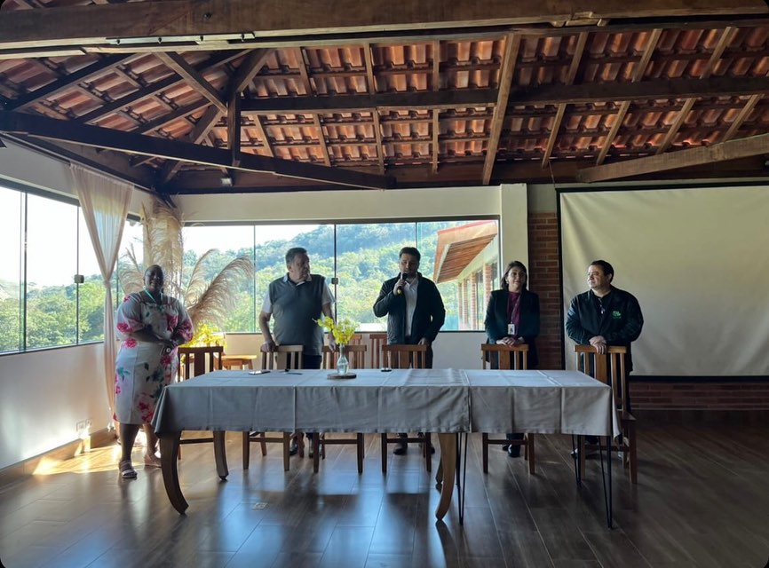 Tomazina sedia reunião da 19° Regional de Saúde sobre melhorias no setor de vacinação 