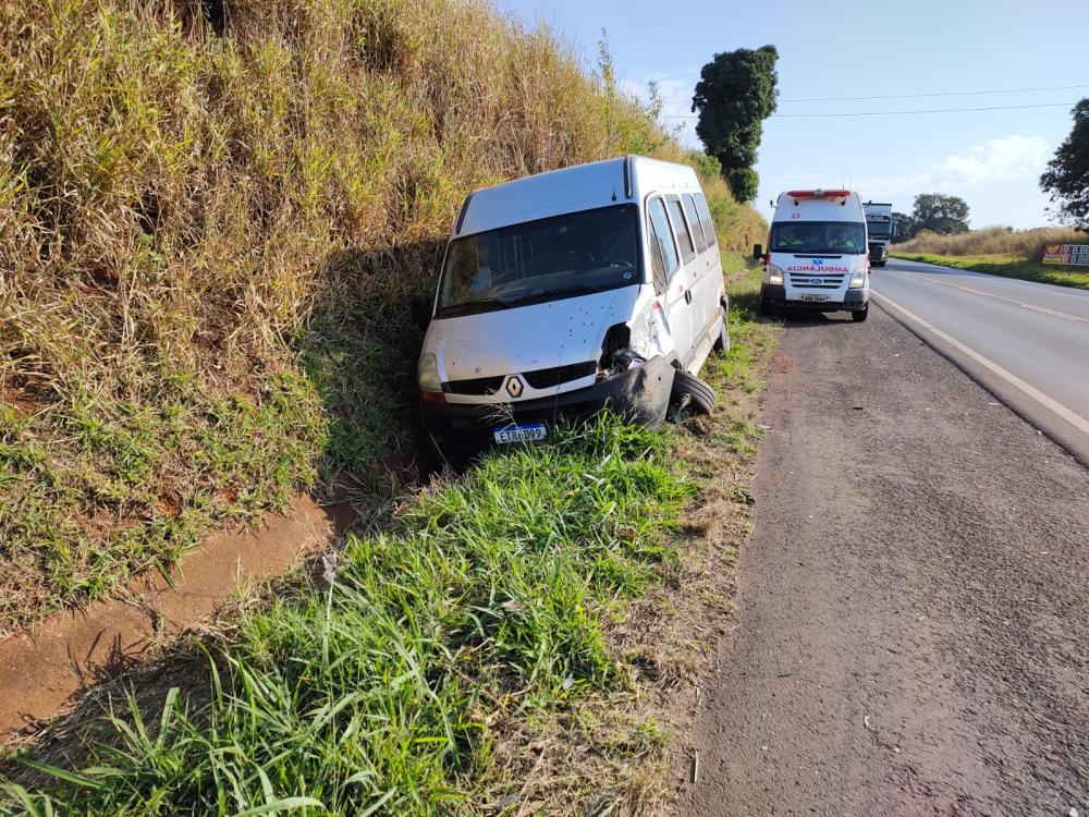 Acidente entre carro, van e caminhão deixa quatro feridos em Jacarezinho