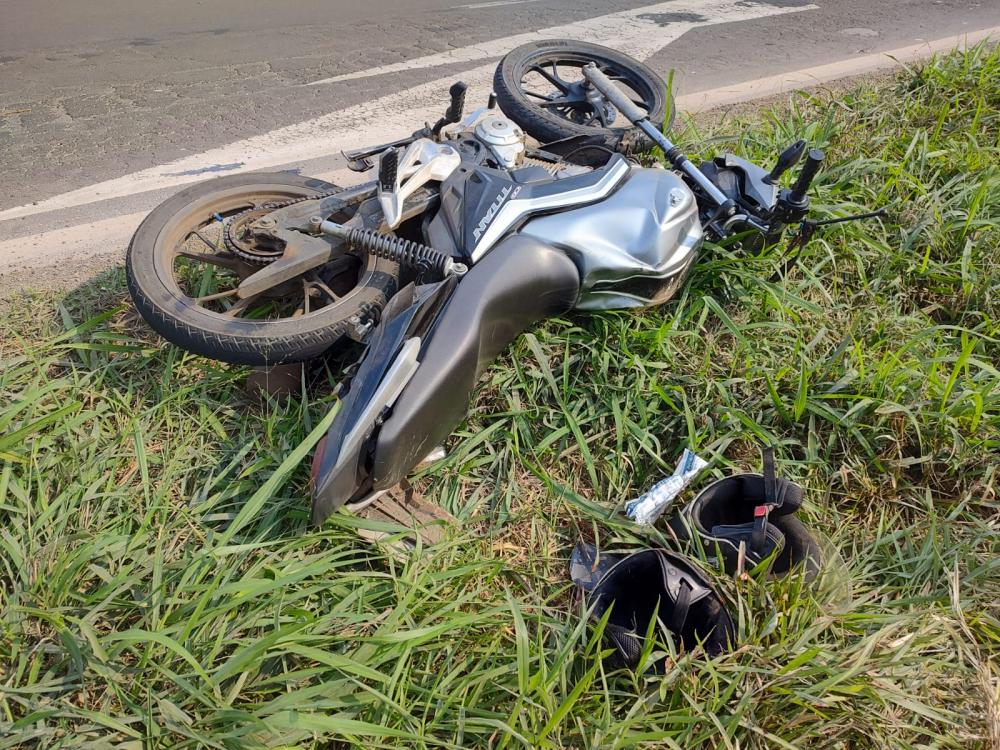 Colisão com caminhão deixa motociclista gravemente ferido na BR-153