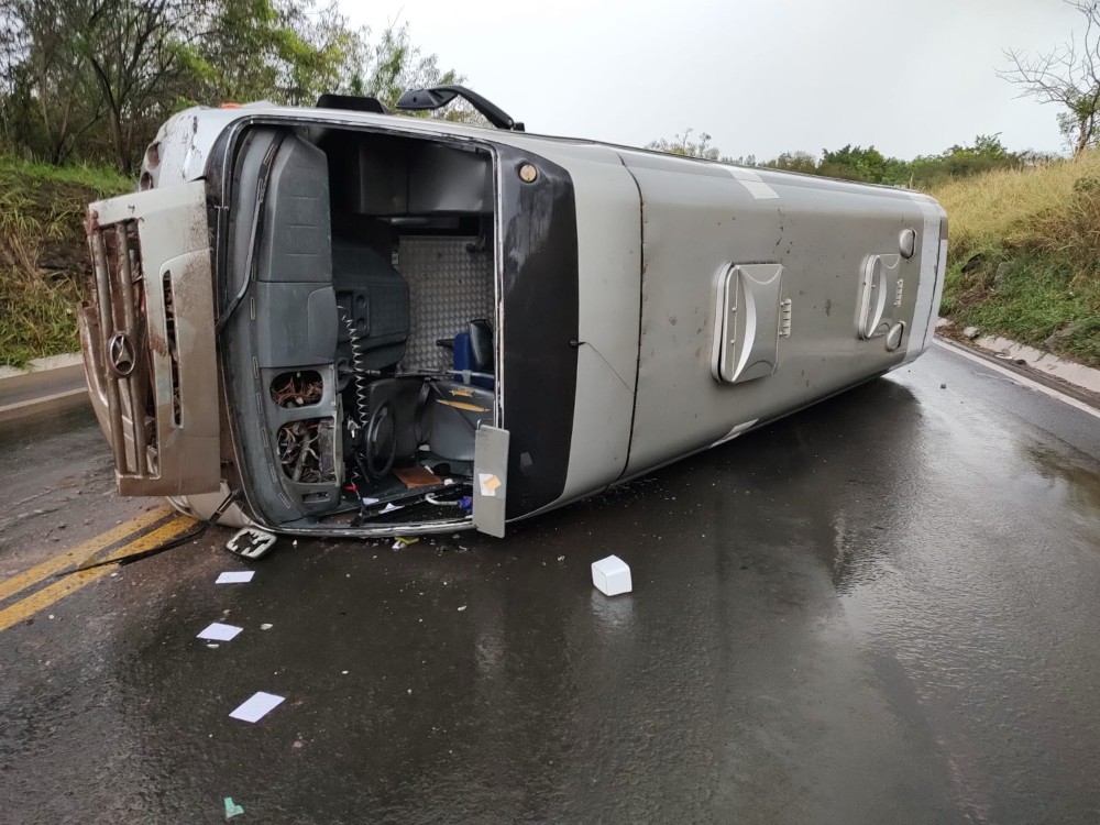 Ônibus da Saúde de Santo Antônio da Platina tomba na BR-153
