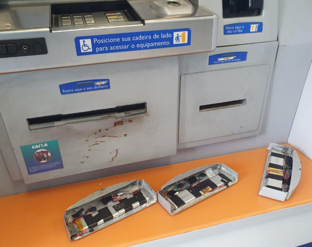 Homem encontra aparelho que clona cartões em banco da região