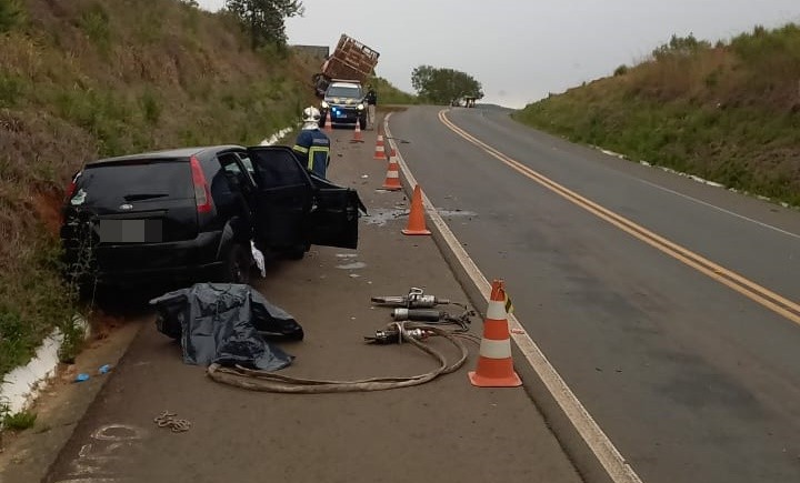 Colisão entre carro e caminhão deixa uma pessoa morta e uma ferida na BR-153