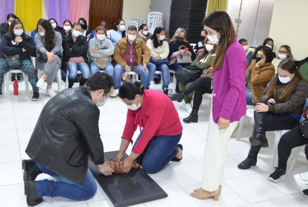 Secretaria da Educação e Saúde promovem curso de Primeiros Socorros para equipes dos CMEI’s