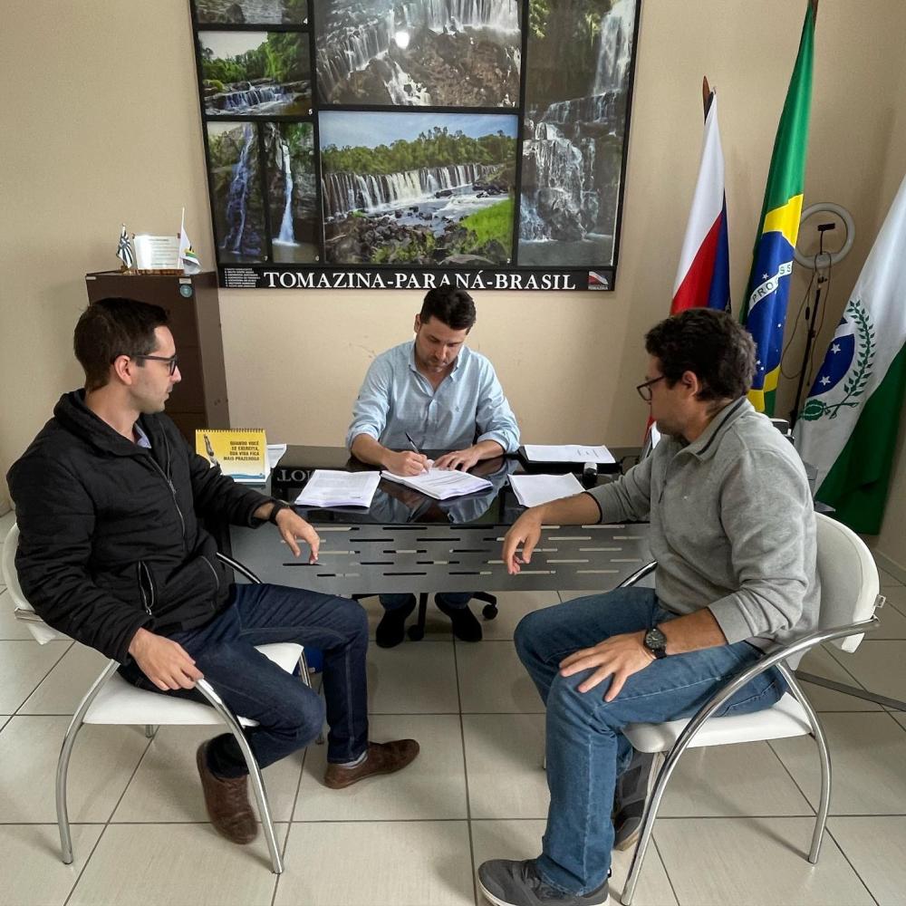 Prefeito assina certidões de regularização fundiária para 99 famílias de Tomazina