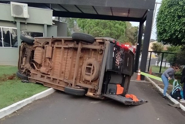 Van que transportava alunos tomba e deixa 12 crianças feridas