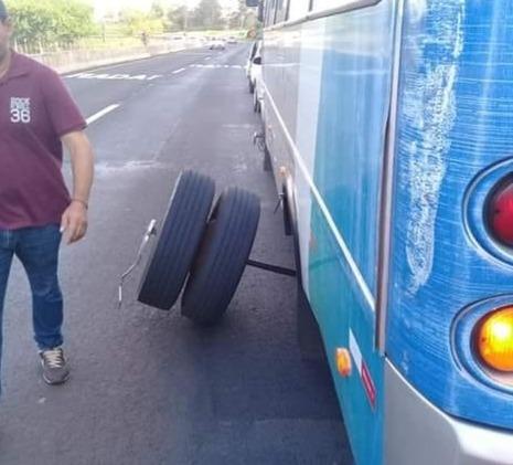Rodado de micro-ônibus quebra durante viagem e assusta pacientes