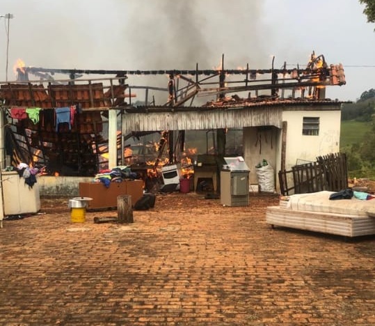 Casa é destruída pelo fogo em Wenceslau Braz e família pede ajuda para recomeçar