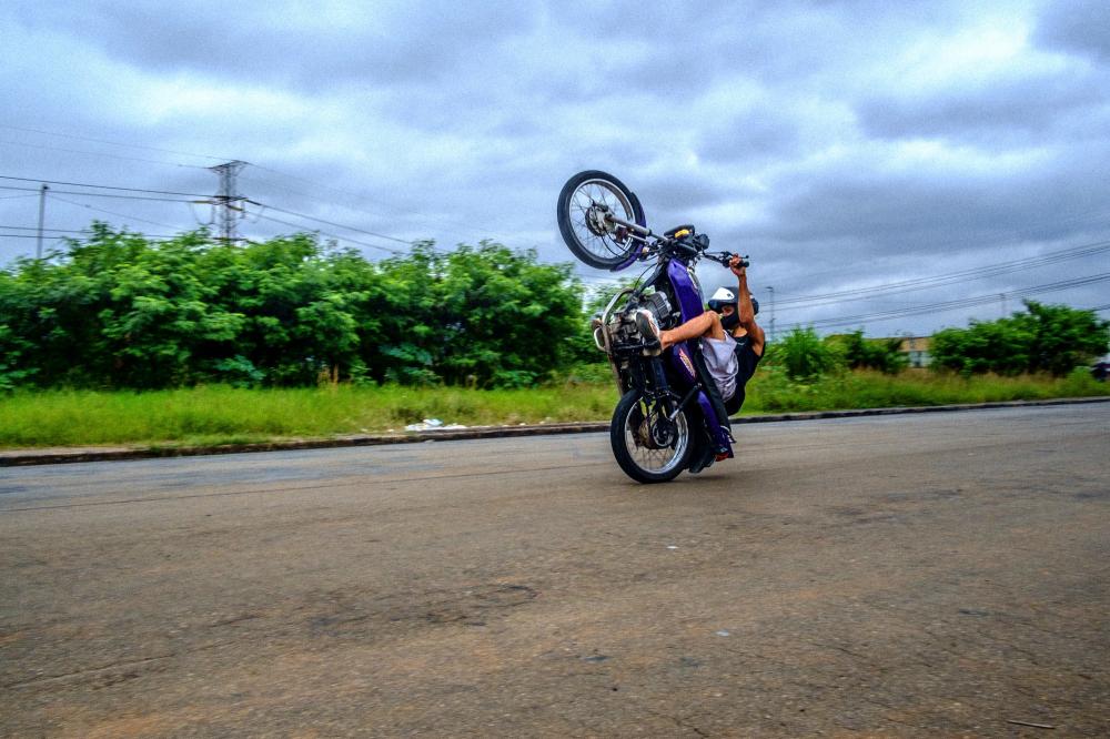 Motoqueiro é preso após ser pego “dando grau” em frente a escola