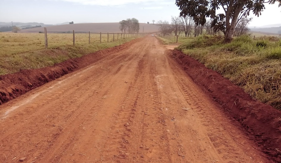Estrada de Santana do Itararé recebe obra de conservação e adequação