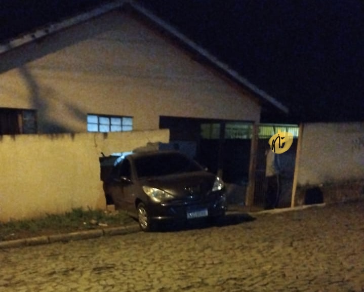 Homem leva três tiros e bate carro em muro durante tentativa de homicídio