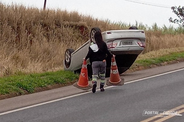 Motorista perde o controle da direção e carro capota na BR-153