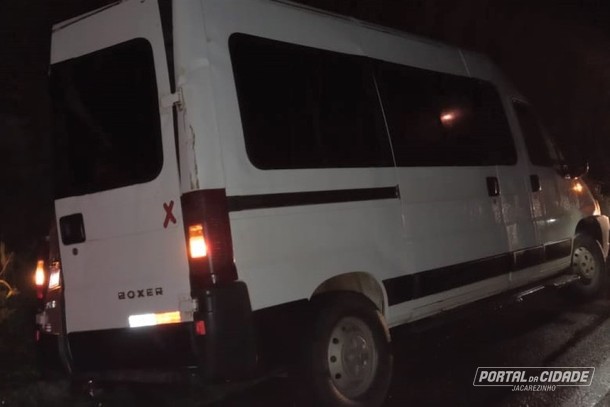 Van sai da pista e atinge barranco na BR-153