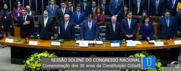 Em 1º ato como presidente eleito, Bolsonaro diz que Constituição é o único norte da Democracia