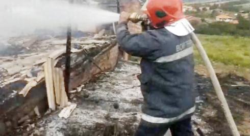Casa pega fogo em Jaboti e deixa morador ferido