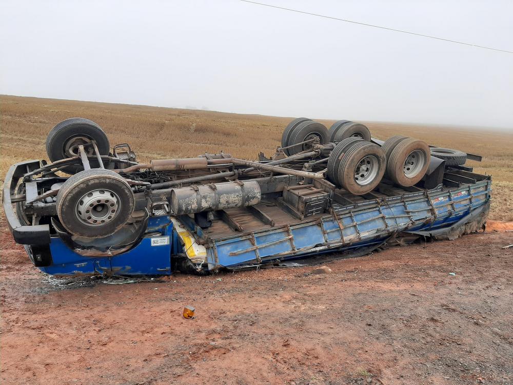 Caminhão capota na PR-092 entre Wenceslau Braz e Calógeras
