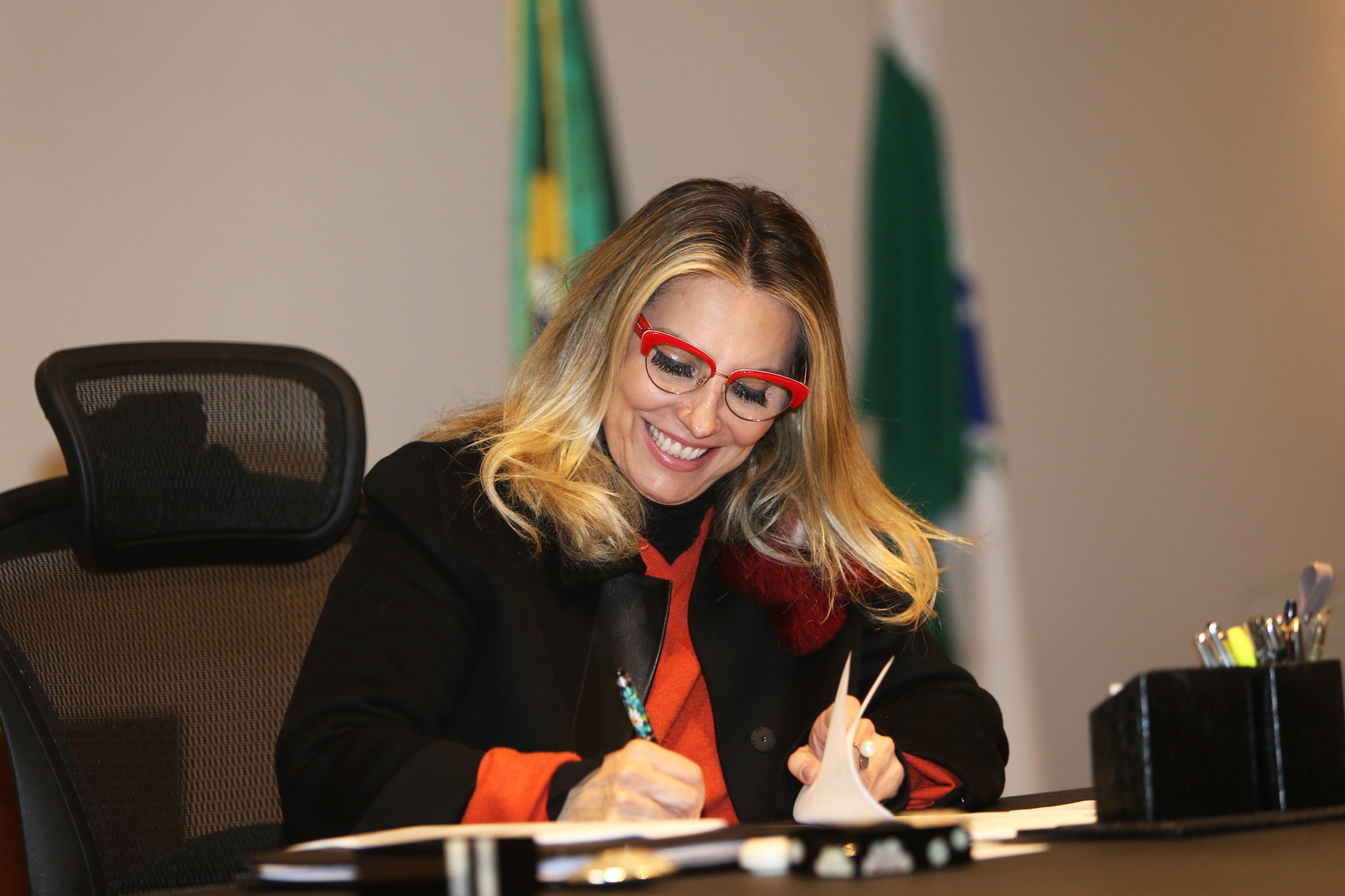 Cida determina pagamento do 13º dos servidores em 10 de dezembro
